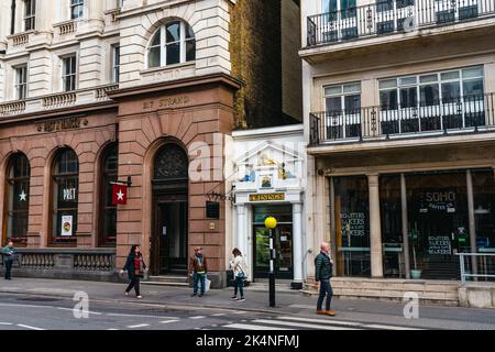 LONDON , UK - 22.04.2022: Twining Shop and Museum on the Strand im Zentrum von London. Der Laden wurde ursprünglich 1706 als Teestube gegründet. Hochwertige Fotos Stockfoto