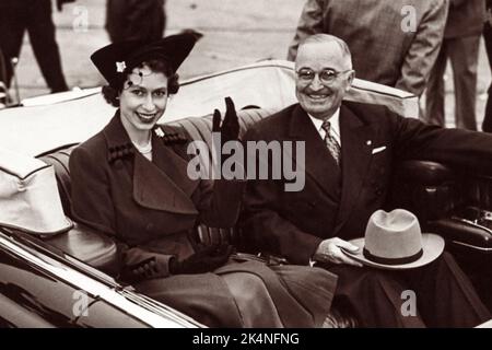 Präsident Harry S. Truman und Prinzessin Elizabeth vom Vereinigten Königreich reiten in einer offenen Limousine, als die Prinzessin am 31,1951. Oktober am Washington National Airport in Arlington, Virginia, über den Potomac River von Washington, D.C. aus ankommt. (USA) Stockfoto