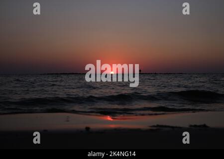 Dies ist der Sonnenuntergang am Cypremort Point State Park Beach in der Nähe der Golfküste von Louisiana an der Vermilion Bay. Stockfoto