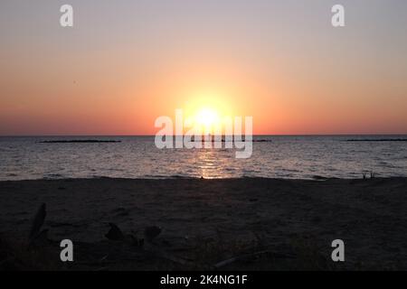 Dies ist der Sonnenuntergang am Cypremort Point State Park Beach in der Nähe der Golfküste von Louisiana an der Vermilion Bay. Stockfoto