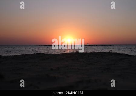 Dies ist der Sonnenuntergang am Cypremort Point State Park Beach in der Nähe der Golfküste von Louisiana an der Vermilion Bay. Stockfoto