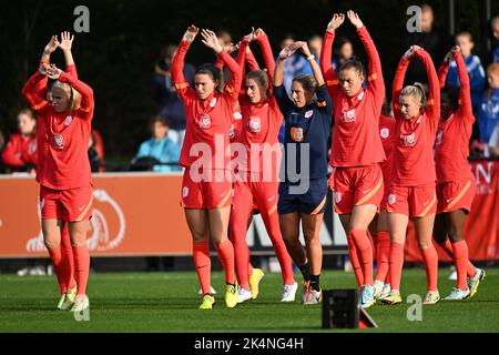 ZEIST - Netherlands, 03/10/2022, ZEIST - Holland Frauen mit der Abkühlung während einer Trainingseinheit des niederländischen Frauenteams. Die Orange Lionesses bereiten sich auf das Freundschaftsspiel gegen Sambia vor. ANP | Dutch Height | Gerrit van Keulen Stockfoto