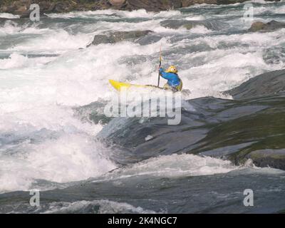 Wildwasser-Kajak in der Nähe von Baileys Chute, Clearwater, Kanada Stockfoto