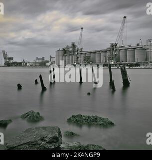 Ölraffinerie mit Blick auf Porto Corsini Stockfoto