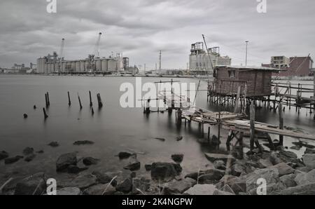 Fischerhütten fast schwarz-weiß (Porto Corsini) Stockfoto