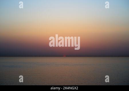Pastellfarbener Sonnenaufgang über dem Meer Stockfoto