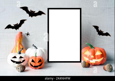 Halloween Dekorationen auf pastellgrauem Hintergrund. Halloween-Konzept. Kürbis, Fledermaus und Spinne. Stockfoto