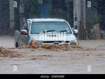 Chiang Mai, Thailand. 03. Oktober 2022. Ein Fahrer fährt während einer Überschwemmung durch Hochwasser, während der Ping River seine Ufer im Muang Distrikt Chiang Mai durchbricht. Der Ping-Fluss fließt in den Muang-Distrikt von Chiang Mai, wobei sich der Pegel dem nähert, was während der schweren Überschwemmungen von 2011 aufgezeichnet wurde. Die Bewohner der Provinz Chiang Mai, vor allem die Bewohner in der Nähe des Flusses Ping, wurden angewiesen, die Wassersituation genau zu überwachen, da der Wasserstand im Fluss über den kritischen Wert gestiegen ist. (Foto von Pongmanat Tasiri/SOPA Images/Sipa USA) Quelle: SIPA USA/Alamy Live News Stockfoto