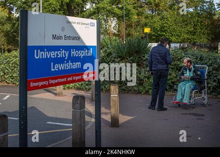 London, Großbritannien. Sept 29 2022 .Patient wird in einem Rollstuhl außerhalb des Universitätskrankenhauses Lewisham gesehen. Stockfoto