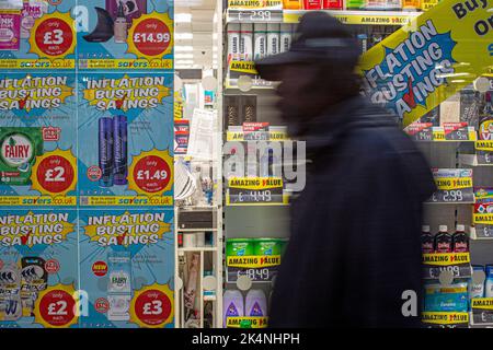 London, Großbritannien. September 29 2022 .Supermarkt Zeichen bietet Kunden "Inflation Zerschlagung Einsparungen . Stockfoto