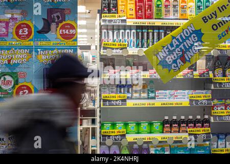 London, Großbritannien. September 29 2022 .Supermarkt Zeichen bietet Kunden "Inflation Zerschlagung Einsparungen . Stockfoto