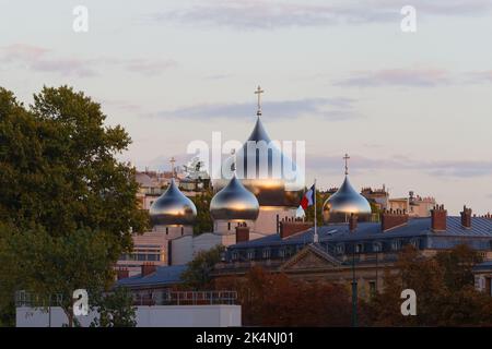 Blick auf die russisch-orthodoxe Kirche Kathedrale der Heiligen Dreifaltigkeit in der Nähe des Eiffelturms in Paris, mit dem Spitznamen Sankt Wladimir. Paris. Stockfoto