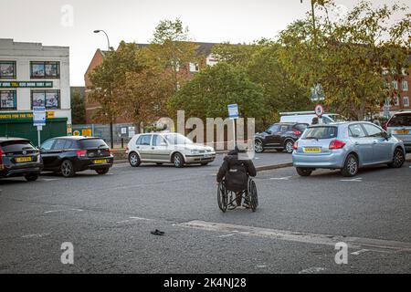 London, Großbritannien. September 29 2022 .Rückansicht eines Obdachlosen im Rollstuhl in Lewisham, London, England Stockfoto