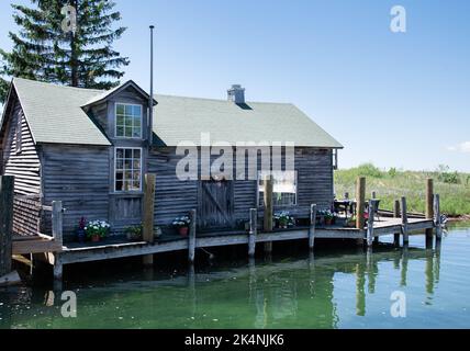 Altes Holzhaus im historischen Fishtown, Leland, Michigan Stockfoto