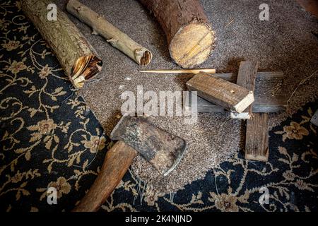 AX mit gehacktem Holz für Feuer im Wohnzimmer. Stockfoto