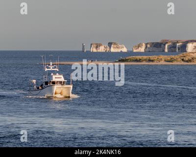 Ein Fischerboot kehrt zum Hafen zurück Stockfoto