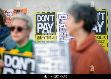 Menschen mit Plakaten treten der „nicht bezahlen“-Kampagnengruppe bei und gehen auf die Straße. London, England Stockfoto