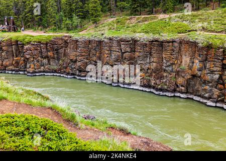 Touristen erkunden Basaltfelsen, Miles Canyon, Whitehorse, Yukon Territories und Kanada Stockfoto