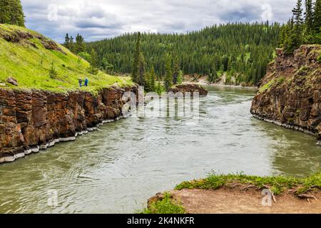 Touristen erkunden Basaltfelsen, Miles Canyon, Whitehorse, Yukon Territories und Kanada Stockfoto