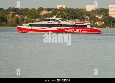 Red Jet 6 Catamaran macht sich auf den Weg entlang Southampton Water. Der Hochgeschwindigkeitsdienst von Red Funnel macht die Überfahrt nach Cowes in 28 Minuten. Stockfoto