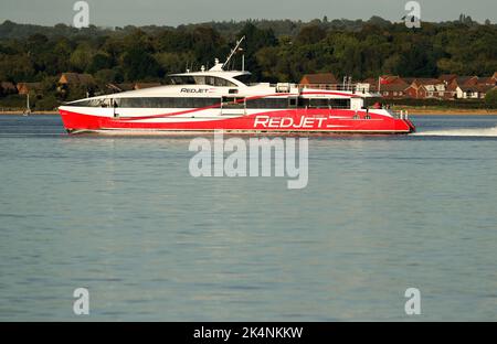 Red Jet 6 Catamaran macht sich auf den Weg entlang Southampton Water. Der Hochgeschwindigkeitsdienst von Red Funnel macht die Überfahrt nach Cowes in 28 Minuten. Stockfoto