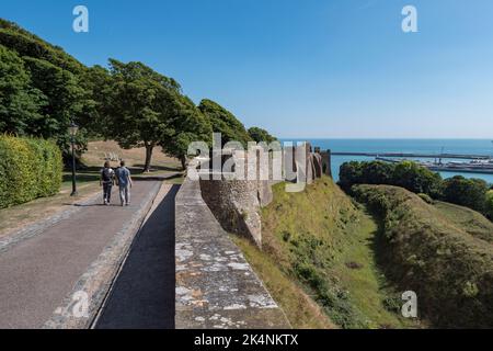 Blick nach Süden vom Peverell’s Gate entlang der Stadtmauern der Westmauer von Dover Castle, Großbritannien. Stockfoto