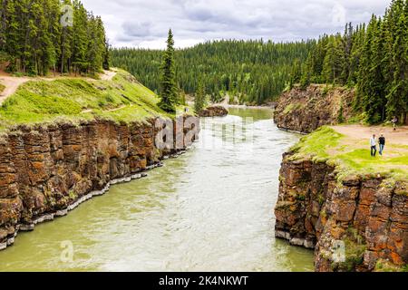 Touristen erkunden Basaltfelsen, Miles Canyon, Whitehorse, Yukon Territories und Kanada Stockfoto