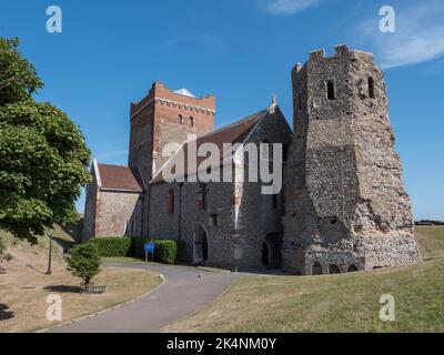 Die Kirche St. Mary in Castro mit den römischen pharos auf dem Gelände von Dover Castle, Kent, Großbritannien. Stockfoto