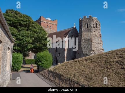 Die Kirche St. Mary in Castro mit den römischen pharos auf dem Gelände von Dover Castle, Kent, Großbritannien. Stockfoto