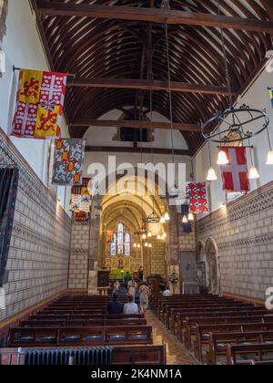 Blick ins Innere von Besuchern in St. Mary in Castro, Dover Castle, Kent, Großbritannien. Stockfoto