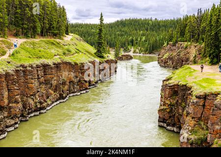 Touristen erkunden Basaltfelsen, Miles Canyon, Whitehorse, Yukon Territories und Kanada Stockfoto