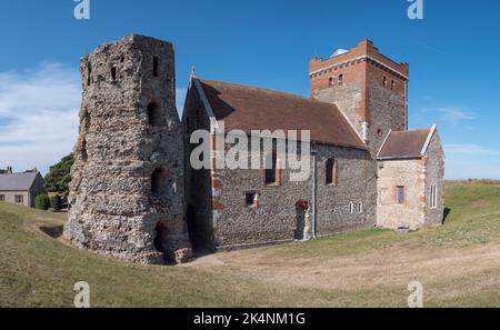 Die Kirche St. Mary in Castro mit den römischen pharos auf dem Gelände von Dover Castle, Kent, Großbritannien. Stockfoto