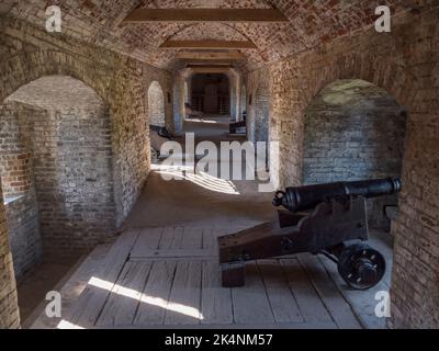 Kanone in den mittelalterlichen Tunneln in der Nähe des St Johns Tower in Dover Castle, Kent, Großbritannien. Stockfoto