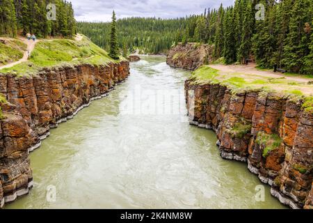 Touristen erkunden Basaltfelsen, Miles Canyon, Whitehorse, Yukon Territories und Kanada Stockfoto