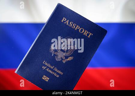 Warschau, Polen. 29. September 2022. In dieser Abbildung ist ein amerikanischer US-Pass mit einer russischen Flagge im Hintergrund am 29. September 2022 in Warschau, Polen, zu sehen. Die Amerikaner wurden am 28.. September vom Außenministerium, der US-Botschaft in Moskau, aufgefordert, Russland nach einer Eskalation des rhetorischen Auftretens durch den russischen Präsidenten Wladimir Putin über den Krieg in der Ukraine sofort zu verlassen. (Foto von Jaap Arriens/Sipa USA) Quelle: SIPA USA/Alamy Live News Stockfoto