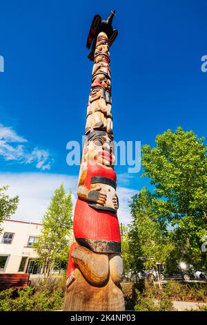 First Nation Totem Pole im Stadtpark; Whitehorse; Hauptstadt der Yukon Territories; Kanada Stockfoto