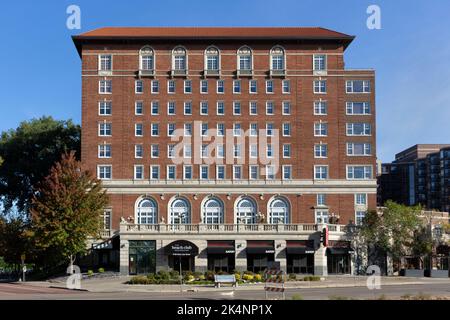 Die 1928 Beach Club Residences (ehemals Calhoun Beach Club) sind ein Apartmentgebäude, ein Fitnessclub und ein Gewerbebereich in Minneapolis, Minnesota Stockfoto