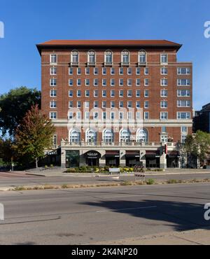 Die 1928 Beach Club Residences (ehemals Calhoun Beach Club) sind ein Apartmentgebäude, ein Fitnessclub und ein Gewerbebereich in Minneapolis, Minnesota Stockfoto