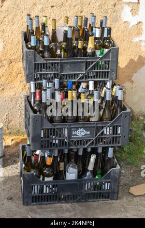 Leere Glasflaschen Wein aus Restaurantaktivitäten. Recycling von Glas. Glasflaschen warten darauf, gesammelt und recycelt zu werden. Weinkonsum. Stockfoto