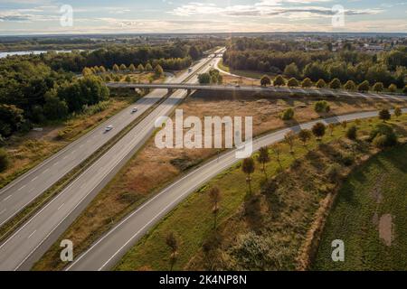 Eine Luftaufnahme einer kurvenreichen Autobahn, die von dichter Vegetation umgeben ist Stockfoto