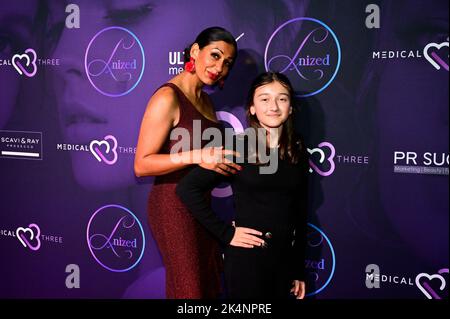 Achtung : Freigabe für das Kind durch die Mutter, Helena ist auch in Bauer sucht Frau zu sehen. Bozena Maina und Tochter Helena Maina beim Grand Ope Stockfoto