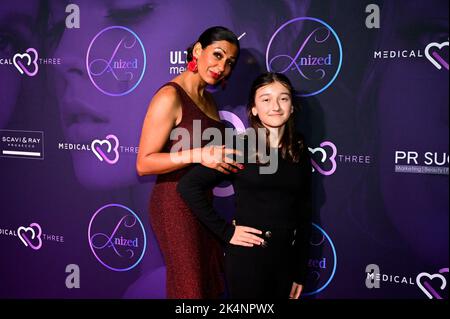 Achtung : Freigabe für das Kind durch die Mutter, Helena ist auch in Bauer sucht Frau zu sehen. Bozena Maina und Tochter Helena Maina beim Grand Ope Stockfoto