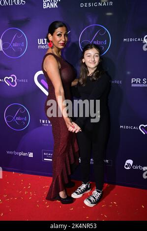 Achtung : Freigabe für das Kind durch die Mutter, Helena ist auch in Bauer sucht Frau zu sehen. Bozena Maina und Tochter Helena Maina beim Grand Ope Stockfoto