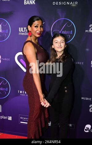 Achtung : Freigabe für das Kind durch die Mutter, Helena ist auch in Bauer sucht Frau zu sehen. Bozena Maina und Tochter Helena Maina beim Grand Ope Stockfoto