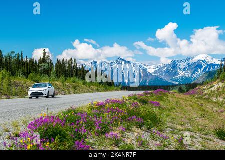 Autoreisende; Blick westlich der Saint Elias Mountains; Kluane National Park & Preserve vom Haines Highway; Yukon Territories; Kanada Stockfoto