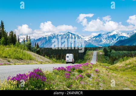 Reisende im Freizeitfahrzeug; Blick westlich der Saint Elias Mountains; Kluane National Park & Preserve vom Haines Highway; Yukon Territories; Can Stockfoto