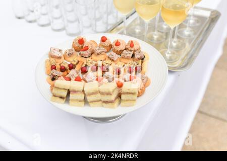 Kleine Vorspeisen bei der Hochzeit das Catering Stockfoto