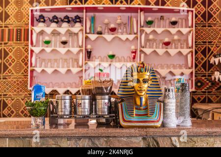 Kom Ombo, Assuan, Ägypten. 25. Februar 2022. Nachbildung der King tut Maske in einem Café in Assuan. Stockfoto