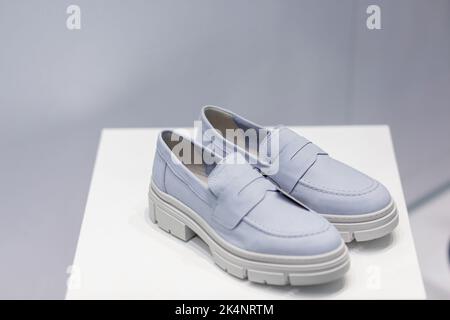 Hellblau schöne modische weibliche Slipper Schuhe. Studioaufnahmen auf weißem Hintergrund für Zeitschriften, Websites im Internet oder im Katalog. Stockfoto