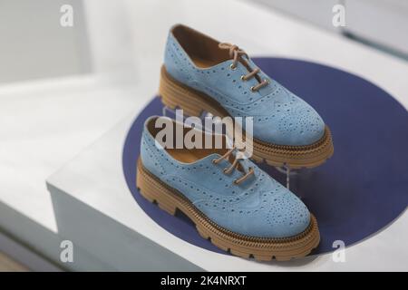 Hellblau schöne modische weibliche Slipper Schuhe. Studioaufnahmen auf weißem Hintergrund für Zeitschriften, Websites im Internet oder im Katalog. Stockfoto